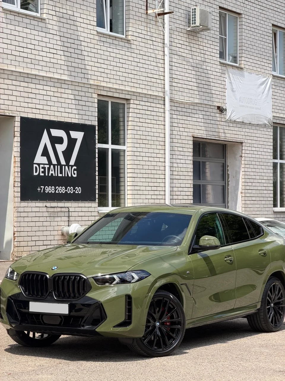 Зелёный BMW X6 перед студией AR7