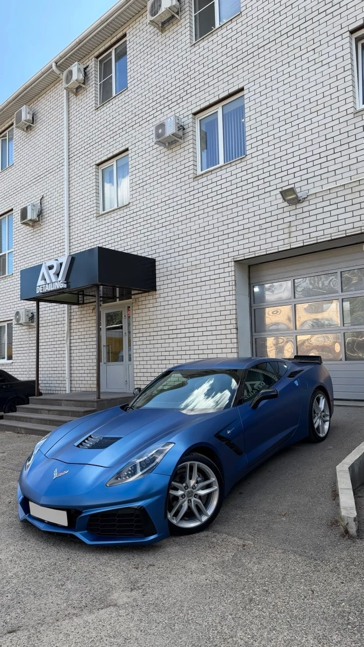 Синий Chevrolet Corvette у входа в AR7 Detailing