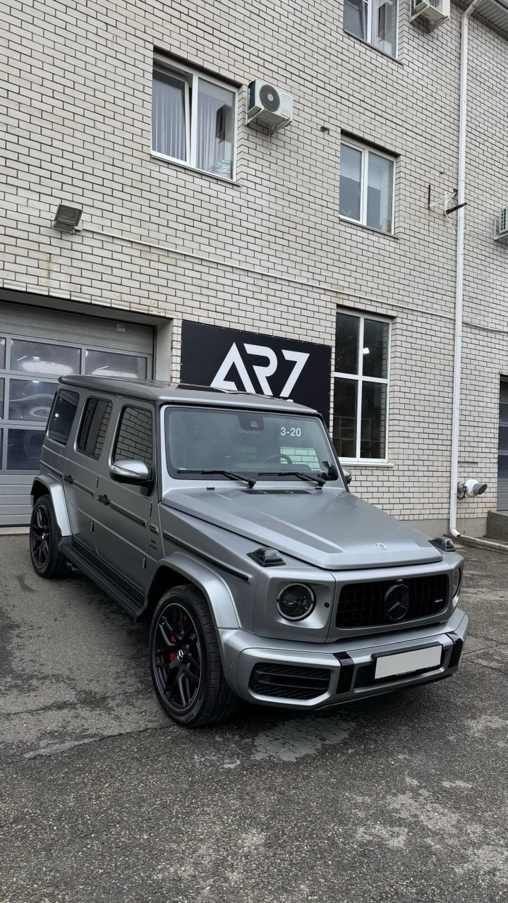 Серебристый Mercedes-Benz G-Класс у студии